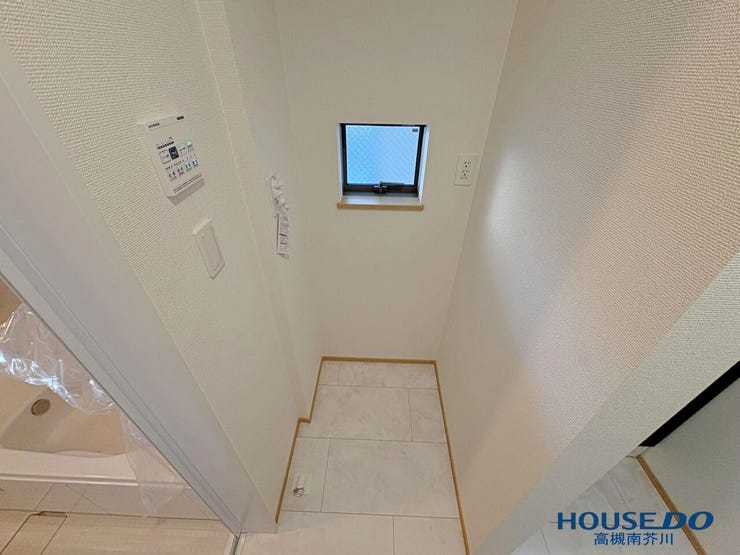 換気に便利な窓付きで、湿気がこもりにくいのが嬉しいですね。
日々の洗濯機周りの掃除が助かります。