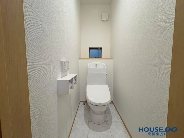 1階2階にトイレあります。
朝の忙しい時間帯に順番待ちがなくなるかも!?
温水洗浄便座完備です。