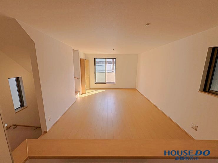 LDKをキッチン側から。
キッチンからの視界を遮るものがありませんので、お子様、親御様の様子も一目で確認安心です。