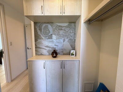 玄関収納を備えており、靴はもちろん、傘やアウトドア用品、お子様の遊び道具などもすっきり収納可能です!玄関まわりを整理整頓しやすく、いつでも気持ちよくお客様をお迎えできます♪