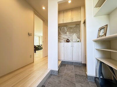すっきりとした玄関は、住まいの顔にふさわしい清潔感のある空間♪ご家族や来客を心地よくお迎えします!