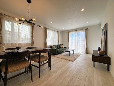 大きな窓からたっぷりと陽光が差し込み、ご家族が自然と集まる心地よい団らんの場を演出します♪
