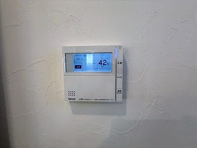 給湯リモコン付きで、お湯張りや温度調整も簡単操作!快適なバスタイムをサポートし、ご家族それぞれの好みに合わせた湯温設定が可能です♪