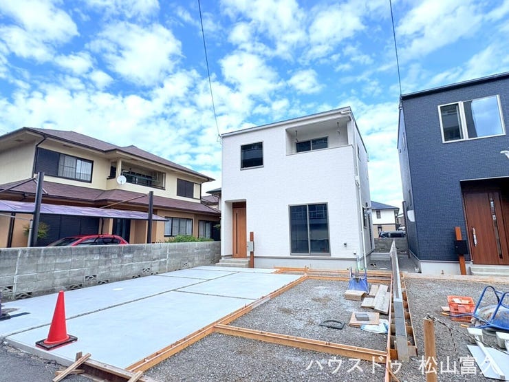 南向きならではの豊かな陽光が外壁を明るく照らし、住まい全体をより開放的で引き締まった印象に見せます。耐久性に優れたベタ基礎を採用し、足元から住まいの安定感と美しさをしっかりと支えます。
