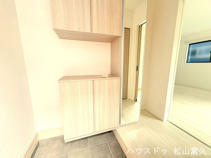 大容量のシューズボックスを完備。家族全員の靴はもちろん、ベビーカーやアウトドア用品、雨具などもすっきりと片付きます。玄関まわりを常に美しく清潔に保てるため、急な来客があっても慌てず安心です。