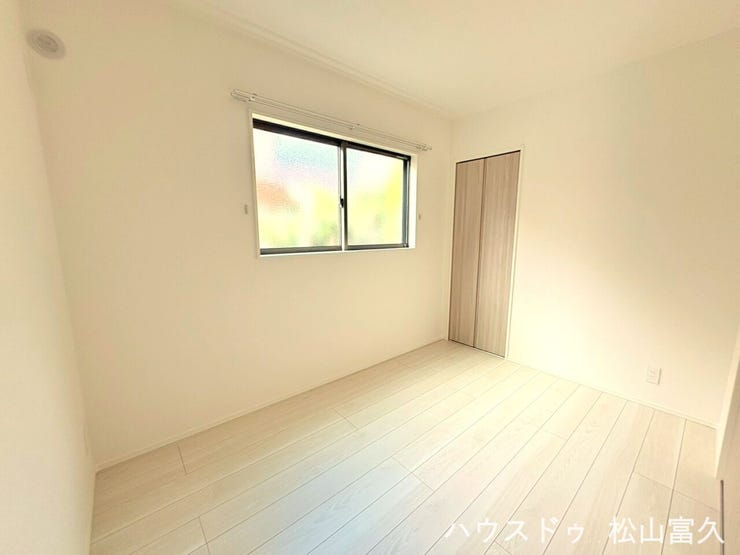 引き戸を開放すればLDKと一体化した広々とした大空間になり、閉めれば静かな個室に早変わり。キッチンのすぐ近くに位置しているため、料理をしながらでもお昼寝中のお子様に目が届きやすく、安心です。