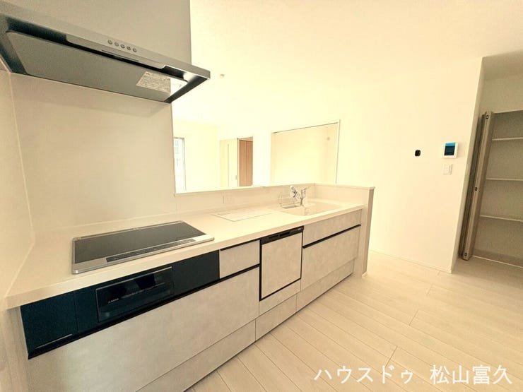 経済的で安心なIHクッキングヒーターや、後片付けをサポートする食器洗乾燥機、浄水器など最新設備が充実。機能性とデザイン性を両立した、家族全員が自然と集まりたくなる快適なLDKに仕上がっています。