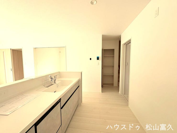 シンプルで温かみのある内装デザインは、どんな家具やインテリアとも相性◎。個室や趣味の部屋としても柔軟に使える隣接スペースもあり、家族の成長やライフスタイルの変化に合わせて活用できます。