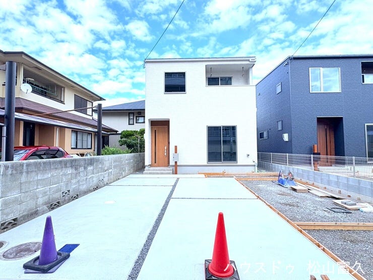 【外観】
最新のZEH水準に適合した、スタイリッシュで清潔感のある現代的な2階建てデザイン。シンプルかつ温かみのある外壁で、平坦な周辺の街並みにも美しく調和し、来客にも好印象を与えます。