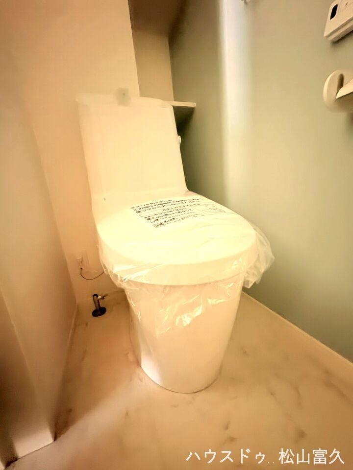 白を基調としたシンプルで清潔感のある、使いやすいトイレです。温水洗浄便座が標準装備されており、毎日の生活を快適にサポートします。お手入れもしやすい設計で、いつでも気持ちよく空間をきれいに保てます。