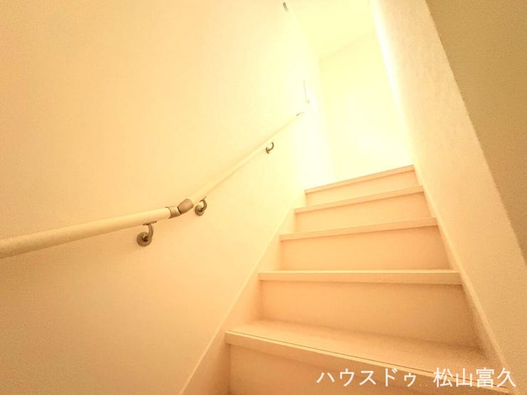 手すり付きで小さなお子様やシニア世代も安全に昇り降りできる、安心・確実な設計です。リビングからの動線にも配慮されており、家族が自然と顔を合わせやすく、日々の心地よいコミュニケーションを育みます。