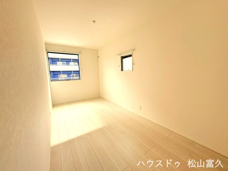 室内に心地よい自然光がたっぷりと差し込む、明るく爽やかなお部屋です。健やかな成長を支える快適な環境が整っており、毎朝気持ちよく目覚められる、お子様のお気に入りの空間になります。