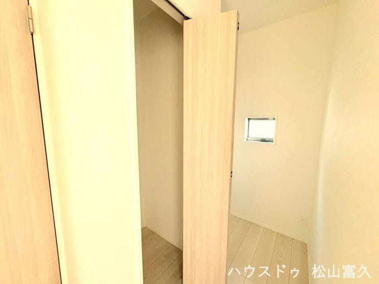 廊下やホールのスペースを有効活用した便利な収納です。掃除用具や日用品のストック、季節物のインテリアなどをすっきりと片付けられます。必要な時にサッと取り出せる位置にあり、住まい全体の美しさを保ちます。
