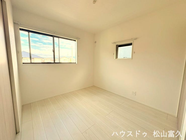 シンプルで温かみのある内装デザインは、どんな家具やインテリアにも馴染みます。幼少期の遊び場から、成長してからの勉強部屋や個室まで、お子様のライフステージの変化に合わせて長く使えます。