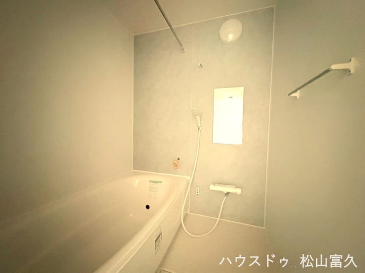 1坪の広々とした浴槽で、足を伸ばして一日の疲れをリラックスして癒やせます。雨の日や花粉の季節の衣類乾燥に大活躍する浴室乾燥機や、ボタン一つでお湯はりができるオートバスなど、快適な機能が満載です。