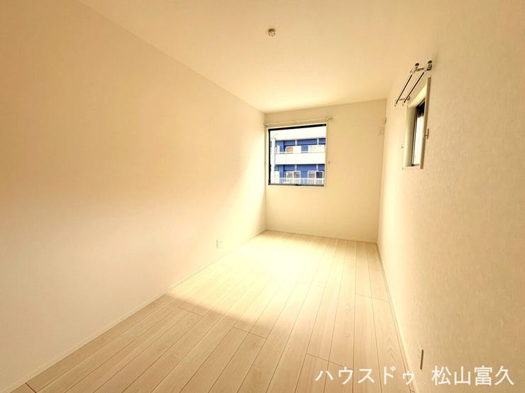 リビングと隣接し、個室としても趣味の部屋としても柔軟に使える便利な洋室です。お子様の遊び場やワークスペース、来客時の客間など、家族の成長やライフスタイルの変化に合わせてマルチに大活躍します。