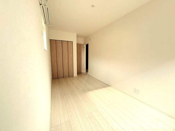 1階に洋室があることで、将来的に階段の昇り降りが難しくなった際も、1階だけで生活を完結できる安心の設計です。小さなお子様のお昼寝スペースや、家事の合間の休憩室としても重宝する快適な空間です。