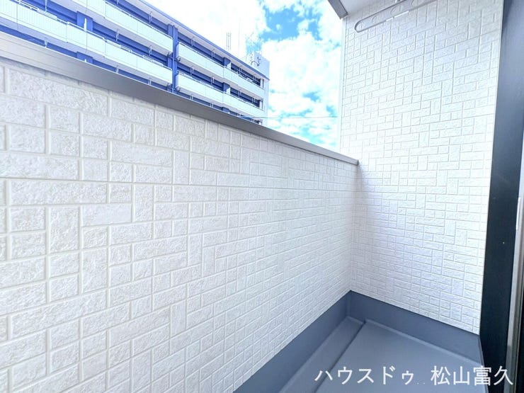 南向きの設計を活かした、陽当りと通風に優れたバルコニーです。たっぷり差し込む太陽の光で洗濯物や布団もカラッと心地よく乾きます。2階の居室からスムーズに出入りでき、毎日の家事を快適にサポートします。