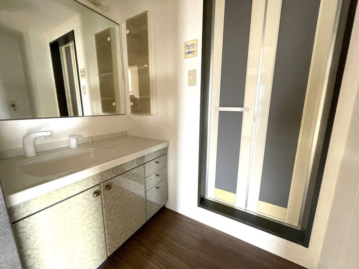 【洗面台】
◇大きな鏡付の洗面台は朝の身支度も快適に、明るい空間を演出します♪