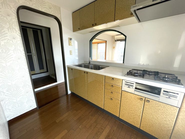 ◇キッチンは便利な3口コンロ付♪リビングにいるご家族と会話しながら調理可能です♪