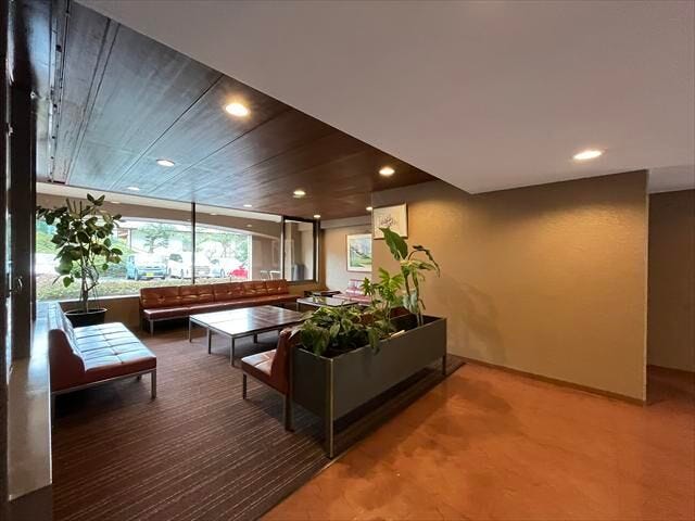 ロビーラウンジが設けてあります。住居以外の侵入を防ぐため、防犯カメラのほか、管理人室などが設けられ、安全性の高いマンションです。