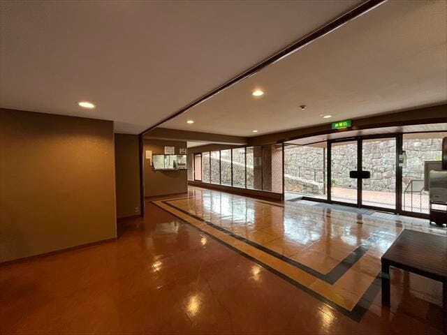 洗練されたデザインのエントランスホールが、住まいへの期待感を高めます。