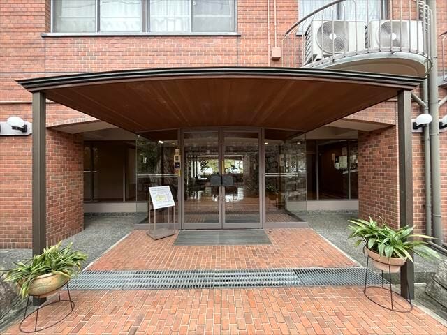 外からの視線を遮り、プライバシーと防犯性を高めるエントランス