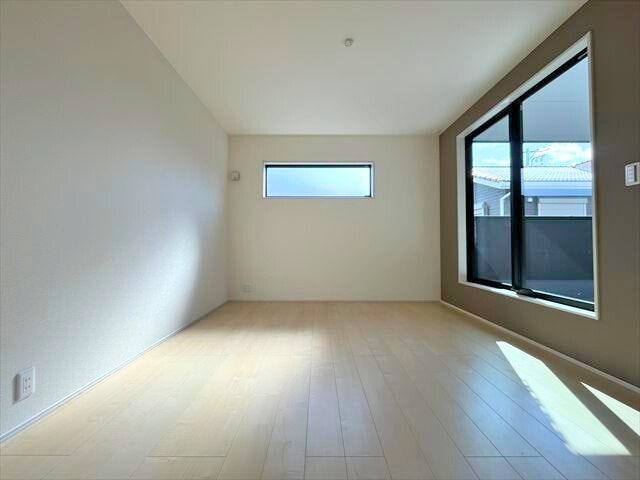 アクセントクロスが印象的な2階7帖洋室は広めのウォークインクローゼットとバルコニーへ出入りできます。主寝室にいかがですか
(2026年2月7日 撮影)