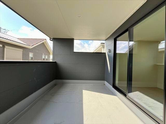 7帖と5.4帖の2部屋から出入りの出来るバルコニーは屋根のあるタイプなので急な雨でも洗濯物が濡れにくそうです
(2026年2月7日 撮影)