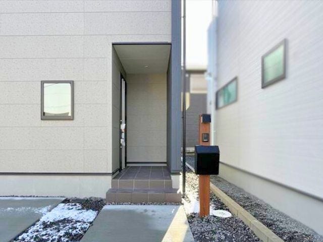 玄関ポーチは屋根と壁があることで悪天候時のお出かけも慌てずに準備できそうですね
(2026年2月7日 撮影)