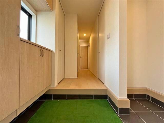 優しい色味の玄関は右手に土間収納、左手にシューズボックス、ホールに2カ所の収納と収納力◎