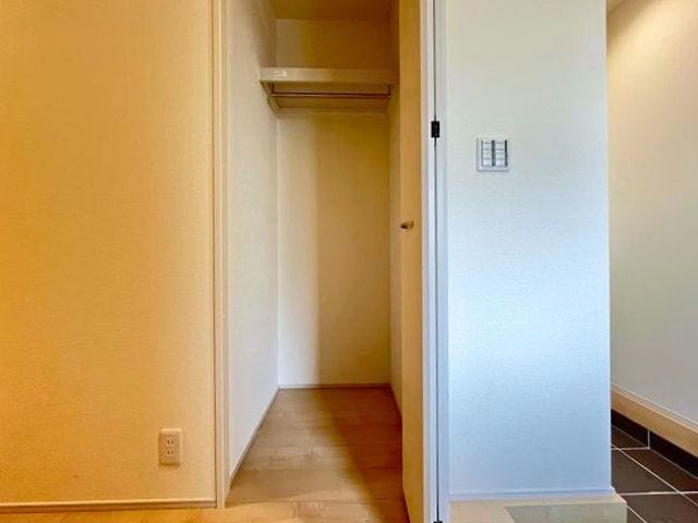 玄関ホールクローゼット:お出かけ時の上着をまとめてここに収納すれば外からのほこりや花粉を室内に持ち込む率が下がりそうです
(2026年2月7日 撮影)