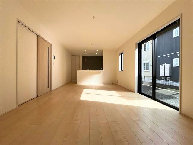 ストレートタイプのLDKは約15.7帖!隣の洋室6帖の扉を開けて繋げて使うのも◎
(2026年2月7日 撮影)