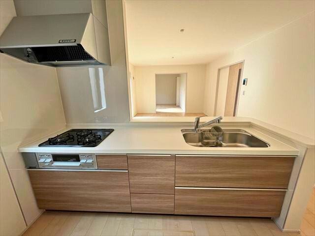 一度に並行調理の出来る三口コンロのある対面式キッチン。家族みんなでお料理を作るのも楽しそうですね
(2026年2月7日 撮影)