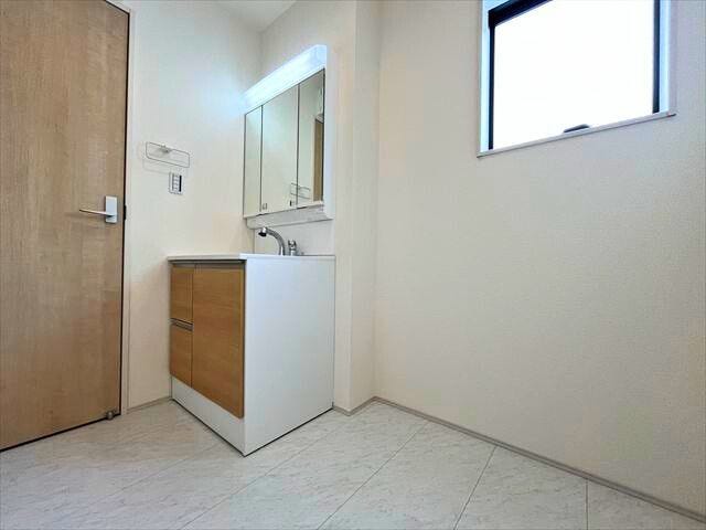 ライト付きの3面鏡で見やすく、鏡裏にも収納豊富です。大きめの窓があり採光がとれますね。
(2026年2月7日 撮影)