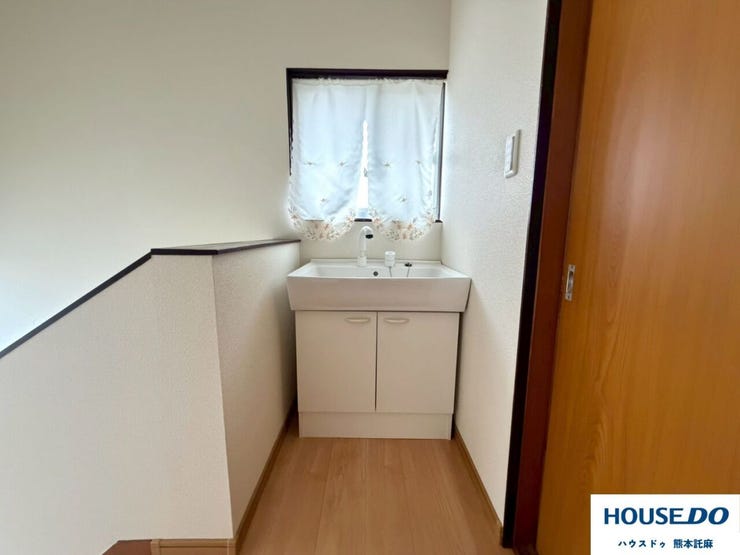 階段を上がってすぐのところに洗面台がございます!2階に水回りがあるのは便利ですね♪