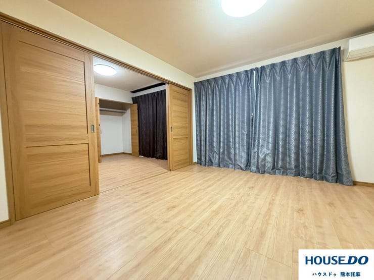 LDK約13.4帖!
横の洋室の引き戸を開放すればLDKを拡張することもできます!