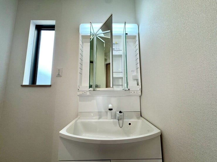 【Washroom】毎朝の準備がスムーズに。広めの洗面台と収納が使いやすい洗面所です。
