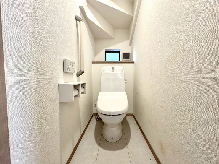 【Toilet】清潔感があり、落ち着いたデザインのトイレ。家族みんなが快適に使えます。