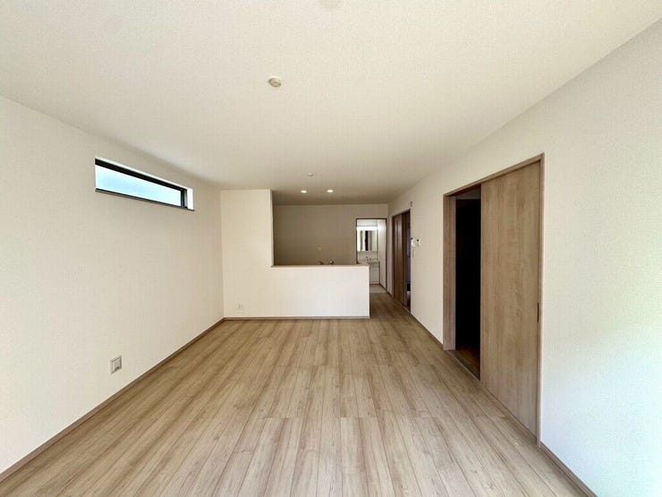 【Living】広々としたリビングは、大きな窓から自然光が差し込む温かな空間です。