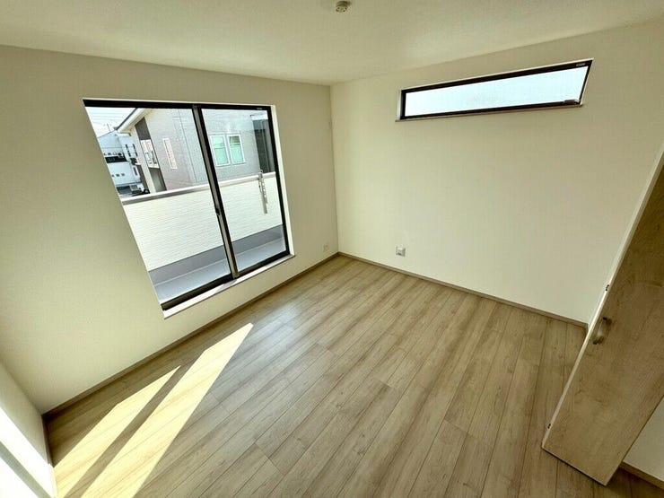 【Bedroom】明るく風通しの良い洋室。新築ならではの清潔感も魅力です。