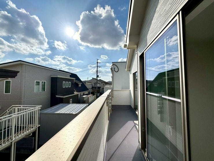 【Balcony】日当たりの良いバルコニーはお洗濯物がしっかり乾きやすく、毎日の家事にも重宝します。