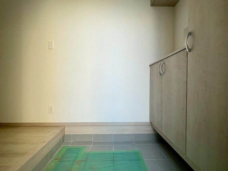 【Entrance】シューズボックス完備の玄関で、靴や小物もスッキリ収納できます。