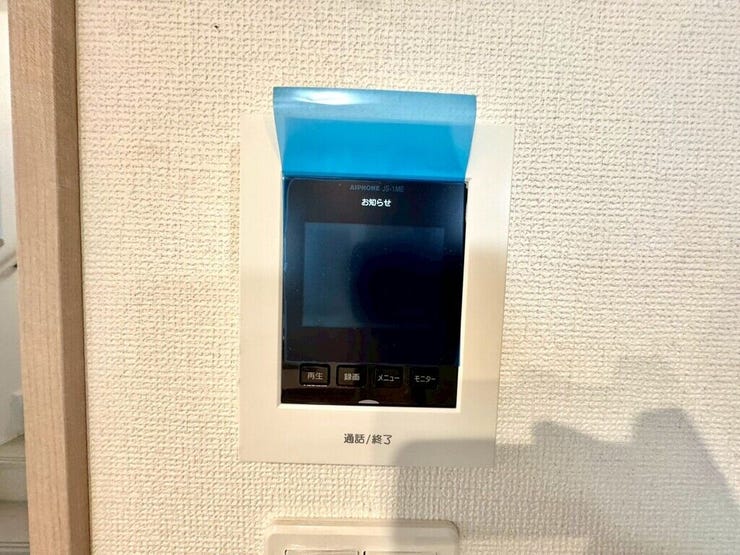 【Facilities】来訪者を確認できるモニター付きインターホンで、防犯面も安心です。