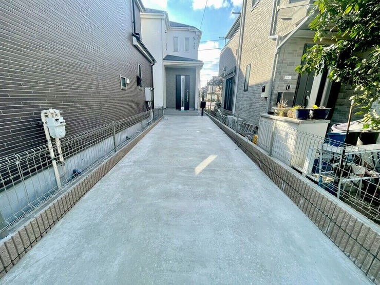 【Exterior】駐車スペースは2台分確保。車を複数所有するご家庭にも安心の設計です。