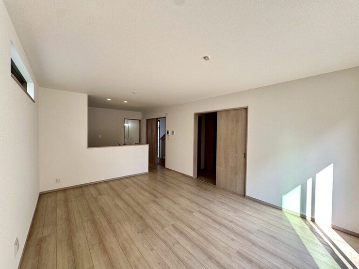 【Living】家族が集まりやすい場所で、くつろぎと会話が自然に生まれます。