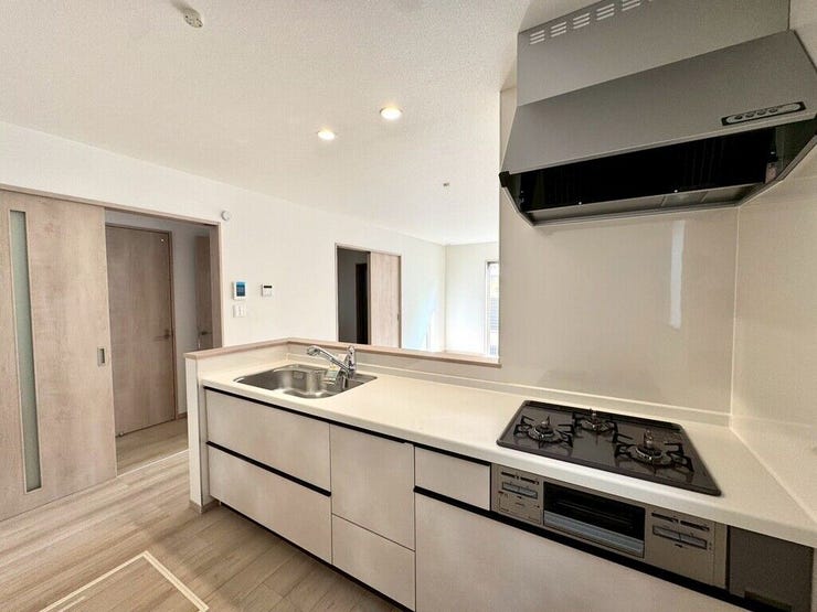 【kitchen】広めのキッチンは料理のしやすさを追求した設計。収納も豊富で作業がしやすい空間です。