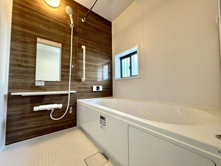 【Bathroom】お子様とのバスタイムにも十分な広さがあり、掃除も簡単にできます。