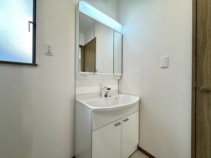 【Washroom】毎朝の準備がスムーズに。広めの洗面台と収納が使いやすい洗面所です。