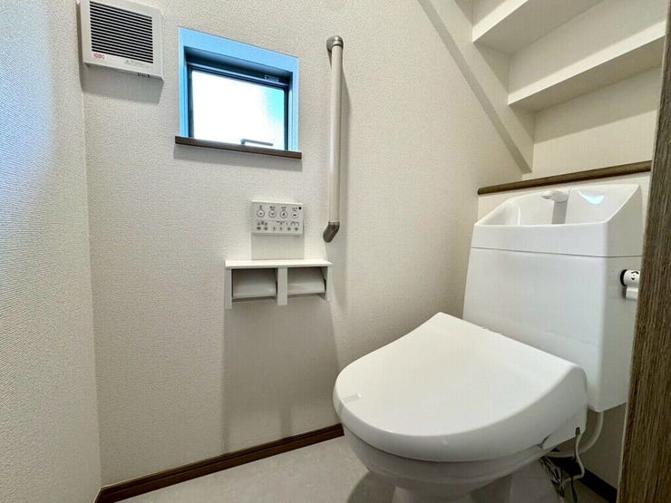 【Toilet】清潔感があり、落ち着いたデザインのトイレ。家族みんなが快適に使えます。